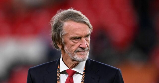 Sir Jim Ratcliffe, spolumajiteľ Manchestru United, sa pozerá pred prezentáciou trofeje po finále Európskej ligy UEFA 2025