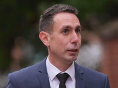 Prepustený rozhodca Premier League David Coote dostal podmienečný trest väzenia Prepustený rozhodca Premier League David Coote dostal podmienečný trest väzenia