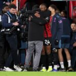 Andoni Iraola a Antoine Semenyo sa objímajú po zápase Premier League medzi Bournemouthom a Tottenhamom Hotspur