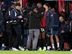 Prestup Antoina Semenya: Komentáre Andoniho Iraolu hovoria za veľa, pretože potvrdil prestup za 65 miliónov libier Andoni Iraola a Antoine Semenyo sa objímajú po zápase Premier League medzi Bournemouthom a Tottenhamom Hotspur