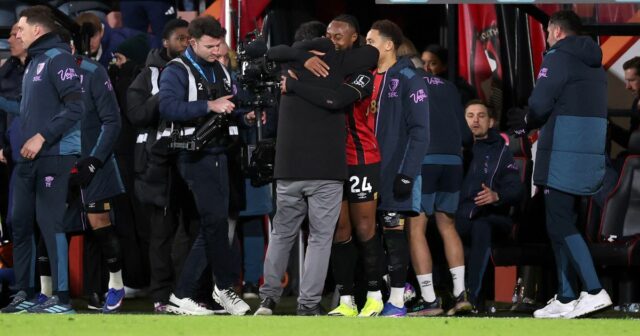 Andoni Iraola a Antoine Semenyo sa objímajú po zápase Premier League medzi Bournemouthom a Tottenhamom Hotspur