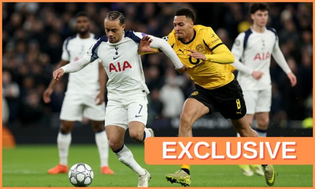 Felix Nmecha oslavuje gól za Borussiu Dortmund