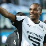 Jeremy Jacquet z Rennes a jeho spoluhráči oslavujú víťazstvo po futbalovom zápase Ligue 1 McDonald's medzi Paris FC a Stade Rennais FC (Rennes) na Stade Jean Bouin 7. novembra 2025 v Paríži vo Francúzsku.