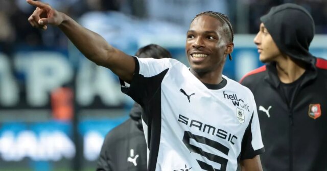 Jeremy Jacquet z Rennes a jeho spoluhráči oslavujú víťazstvo po futbalovom zápase Ligue 1 McDonald's medzi Paris FC a Stade Rennais FC (Rennes) na Stade Jean Bouin 7. novembra 2025 v Paríži vo Francúzsku.