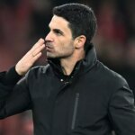 Mikel Arteta, manažér Arsenalu, bozkáva publikum po víťazstve tímu počas zápasu Premier League medzi Arsenalom a Aston Villou.