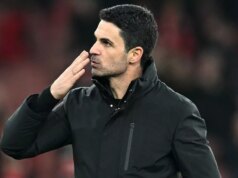 Prestupové správy Arsenalu: Očakáva sa neočakávané zvýšenie od zmluvnej klauzuly a ťahaníc s rivalmi Mikel Arteta, manažér Arsenalu, bozkáva publikum po víťazstve tímu počas zápasu Premier League medzi Arsenalom a Aston Villou.