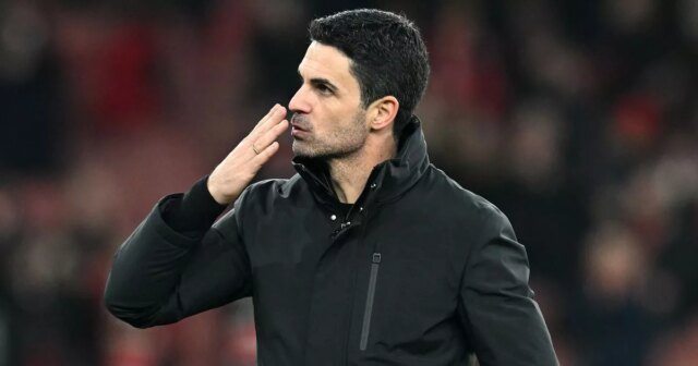 Mikel Arteta, manažér Arsenalu, bozkáva publikum po víťazstve tímu počas zápasu Premier League medzi Arsenalom a Aston Villou.