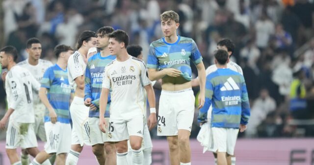 Prestupové správy Arsenalu: Prestup kanonierov „čaka hviezdu Realu Madrid“ ako Arda Guler útočiaci stred poľa Realu Madrid a Turkiye oslavuje víťazstvo po víťazstve v semifinálovom zápase španielskeho Superpohára medzi Atleticom de Madrid a Realom Madrid na štadióne King Abdullah Sports City Hall 8. januára 2026 v Jeddah v Saudskej Arábii.