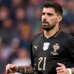 Ruben Neves z Portugalska sleduje zápas kvalifikácie MS 2026 medzi Portugalskom a Arménskom.