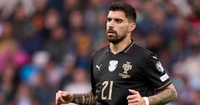 Ruben Neves z Portugalska sleduje zápas kvalifikácie MS 2026 medzi Portugalskom a Arménskom.