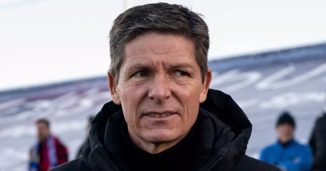 Manažér Oliver Glasner z Crystal Palace sleduje zápas tretieho kola Emirates FA Cup medzi Macclesfield a Crystal Palace 10. januára 2026 v Macclesfield, Anglicko. 