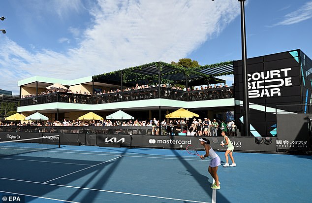 Príbehy z búrlivého večierku na Australian Open: Verbálne napádanie a Australian Open zmenil kurt 6 na „party court“ pridaním ich Courtside Bar – a existuje viac ako niekoľko odporcov
