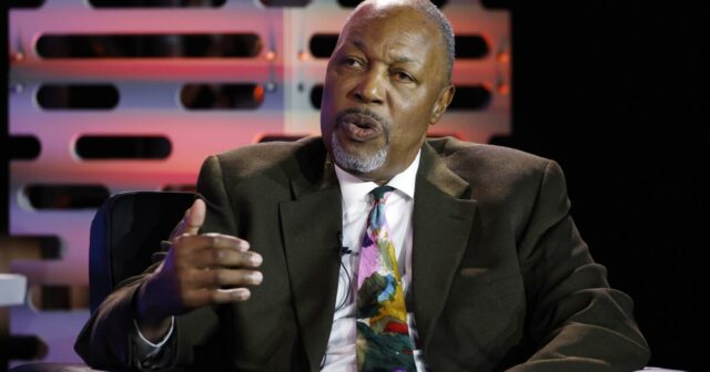 Prípravný rozhovor: Verbum Dei odchádza z dresu zosnulého Davida Greenwooda Prípravný rozhovor: Verbum Dei odchádza z dresu zosnulého Davida Greenwooda