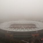 Letecký pohľad na Emirates Stadium obklopený hmlou (Foto: Ryan Pierse/Getty Images)