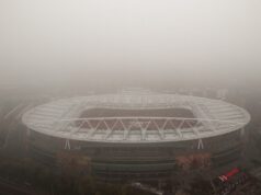 Prípravy Arsenalu na cestu do Leeds United boli prerušené z dôvodu zrušenia letu Letecký pohľad na Emirates Stadium obklopený hmlou (Foto: Ryan Pierse/Getty Images)
