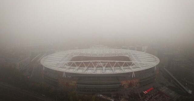 Letecký pohľad na Emirates Stadium obklopený hmlou (Foto: Ryan Pierse/Getty Images)