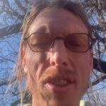 Utrápená bývalá basketbalová hviezda Duke Kyle Singler tvrdil, že jeho dieťa je zneužívané, a priznal sa, že je bezdomovec v najnovšom znepokojujúcom video príspevku od 37-ročného muža.