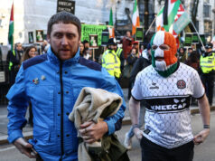 Propalestínski priaznivci Kneecap protestujú proti súdnemu odvolaniu Propalestínski priaznivci Kneecap protestujú proti súdnemu odvolaniu