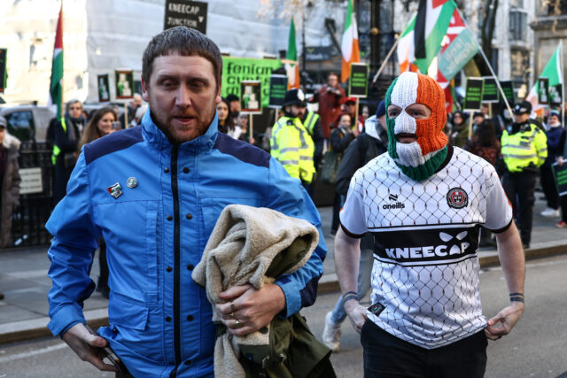 Propalestínski priaznivci Kneecap protestujú proti súdnemu odvolaniu
