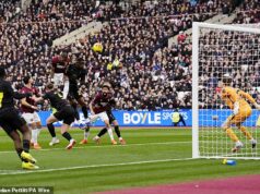 Protestujúci fanúšikovia West Hamu CHYBLI svoj brilantný úvodný gól v masovom bojkote zameranom na Karren Bradyovú a Davida Sullivana Nezastaviteľnou hlavičkou Crysencia Summervillea sa West Ham dostal do vedenia proti Sunderlandu