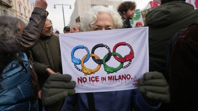 Protesty proti ICE v Miláne pred zimnými olympijskými hrami proti Protesty proti ICE v Miláne pred zimnými olympijskými hrami proti plánom nasadenia agentov