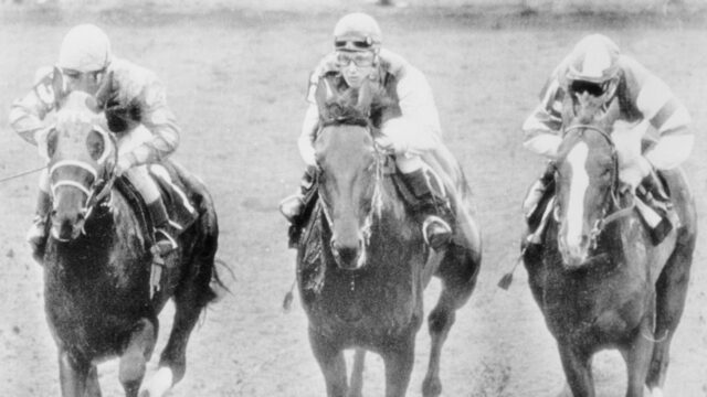 Prvá džokejka Kentucky Derby Diane Crumpová zomrela vo veku 77 rokov
