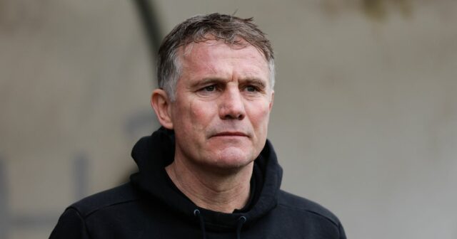 Prvé januárové rozhodnutie Wrexhamu o prestupe bolo prijaté, keď Phil Šéf Wrexhamu Phil Parkinson