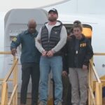 Objavili sa úžasné nové zábery Ryana Weddinga, ktorý pricestoval do USA v putách