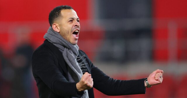 Liam Rosenior, manažér Hull City, oslavuje po zápase Sky Bet Championship medzi Rotherham United a Hull City na štadióne AESSEAL v New Yorku 13. februára 2024 v Rotherhame v Anglicku.