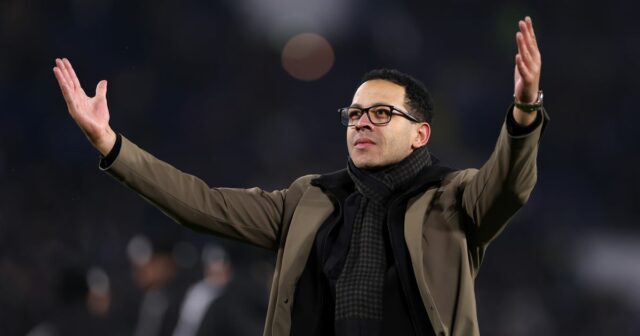 Radosť zo Štrasburgu, dôvera BlueCo a nasledovanie Enza Maresca: Prečo Liam Rosenior, manažér Štrasburgu, tlieska fanúšikom po zápase fázy MD4 UEFA Conference League 2025/26 medzi Racing Club de Strasbourg Alsace a Crystal Palace FC na Stade de la Meinau 27. novembra 2025 v Štrasburgu vo Francúzsku