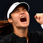 Raducanu získal prvé víťazstvo v sezóne po zdržaní dažďa