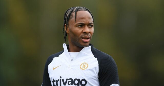 Raheem Sterling z Chelsea sa pozerá počas tréningu FC Chelsea na tréningovom ihrisku Chelsea 31. augusta 2023