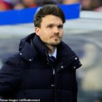 Danny Rohl sledoval, ako jeho tím zmenšil rozdiel na čele na Hearts len na tri body