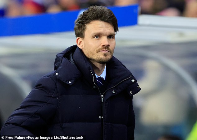 Rangers 2 Aberdeen 0: Tím Dannyho Rohla sa posunul na Danny Rohl sledoval, ako jeho tím zmenšil rozdiel na čele na Hearts len na tri body