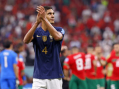 Raphael Varane odhaľuje divoké oslavy FA Cupu a Ligového pohára s Manchestrom United Raphael Varane odhaľuje divoké oslavy FA Cupu a Ligového pohára s Manchestrom United