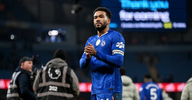 Reece James ukazuje svoje pravé farby s elegantným gestom Chelsea Reece James z Chelsea víta fanúšikov po zápase Premier League medzi Manchestrom City a Chelsea na Etihad Stadium 4. januára 2026 v Manchestri v Anglicku.