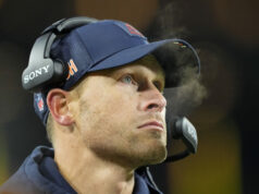 Reportér zaútočil na Bena Johnsona, keď Bears HC pokrčil plecami mimo míľnika Caleba Williamsa 4000 yardov logo pochodového šialenstva