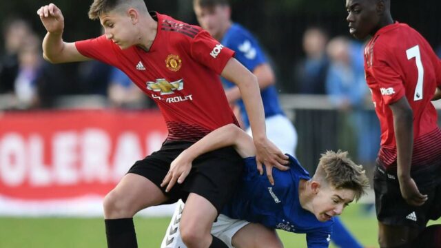 Rhys Bennett definitívne opúšťa Old Trafford a teraz sa spojí s „špičkovým“ klientom Man Utd.
