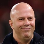 Arne Slot, manažér Liverpoolu, sa usmieva pred zápasom Premier League medzi Liverpoolom a Leeds United na Anfielde