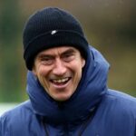 Dánsky hlavný tréner Tottenhamu Hotspur Thomas Frank sa usmieva pred tímovým tréningom v tréningovom centre Tottenhamu v Enfielde v severnom Londýne 27. januára 2026, v predvečer ich futbalového zápasu fázy Ligy majstrov UEFA proti Eintrachtu Frankfurt v Nemecku. (Foto: Henry NICHOLLS / AFP cez Getty Images)