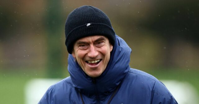 Dánsky hlavný tréner Tottenhamu Hotspur Thomas Frank sa usmieva pred tímovým tréningom v tréningovom centre Tottenhamu v Enfielde v severnom Londýne 27. januára 2026, v predvečer ich futbalového zápasu fázy Ligy majstrov UEFA proti Eintrachtu Frankfurt v Nemecku. (Foto: Henry NICHOLLS / AFP cez Getty Images)