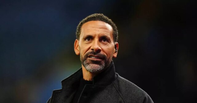 Jednotlivec s bradou a fúzmi, oblečený v čiernej bunde, stojí na poli a pravdepodobne sa venuje športovej aktivite.