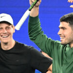 Zoznam popredných mužských semien Australian Open spolu s obrázkom Carlosa Alcaraza so zdvihnutou zaťatou päsťou. Zoznam je (1) Carlos Alcaraz (Spa), (2) Jannik Sinner (Ita), (3) Sascha Zverev (Nem), (4) Novak Djokovič (Srb), (5) Lorenzo Musetti (Ita), (6) Alex de Minaur (Aus), (7) Felix A-Aliassime (Can), (8) Ben Shelton