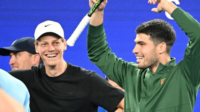 Zoznam popredných mužských semien Australian Open spolu s obrázkom Carlosa Alcaraza so zdvihnutou zaťatou päsťou. Zoznam je (1) Carlos Alcaraz (Spa), (2) Jannik Sinner (Ita), (3) Sascha Zverev (Nem), (4) Novak Djokovič (Srb), (5) Lorenzo Musetti (Ita), (6) Alex de Minaur (Aus), (7) Felix A-Aliassime (Can), (8) Ben Shelton