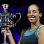 Alexander Zverev a Jannik Sinner pózujú so svojimi trofejami po finále Australian Open 2025