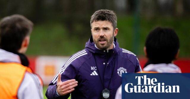 Rodina Ratcliffe a Glazer navštevujú tréningové ihrisko Manchestru United, aby podporili Carricka | Manchester United
