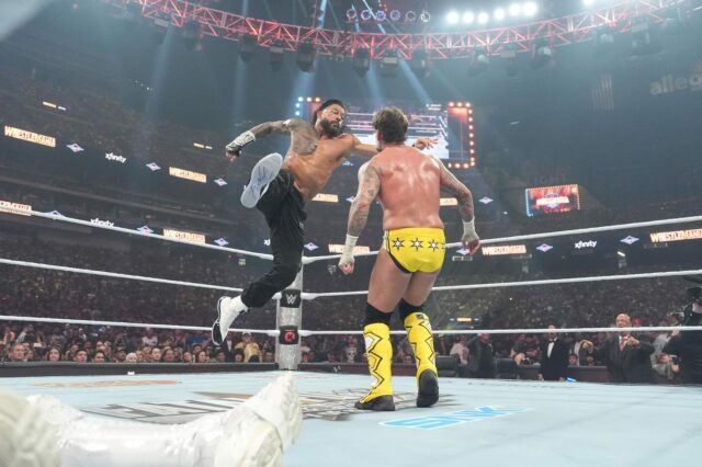 Roman Reigns vyzve CM Punk na majstrovstvá sveta v ťažkej váhe dnes večer na WWE RAW
