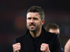 Roy Keane urobil z Michaela Carricka permanentnú predpoveď manažéra Man Utd po skorom úspechu Michael Carrick oslavuje víťazstvo svojho tímu v zápase Premier League medzi Arsenalom a Manchestrom United na Emirates Stadium.