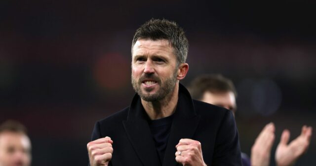 Michael Carrick oslavuje víťazstvo svojho tímu v zápase Premier League medzi Arsenalom a Manchestrom United na Emirates Stadium. 