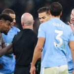 Rozhodca Simon Hooper počas semifinálového zápasu prvého kola Carabao Cupu medzi Chelsea a Arsenalom na Stamford Bridge 14. januára 2026 v Londýne v Anglicku.